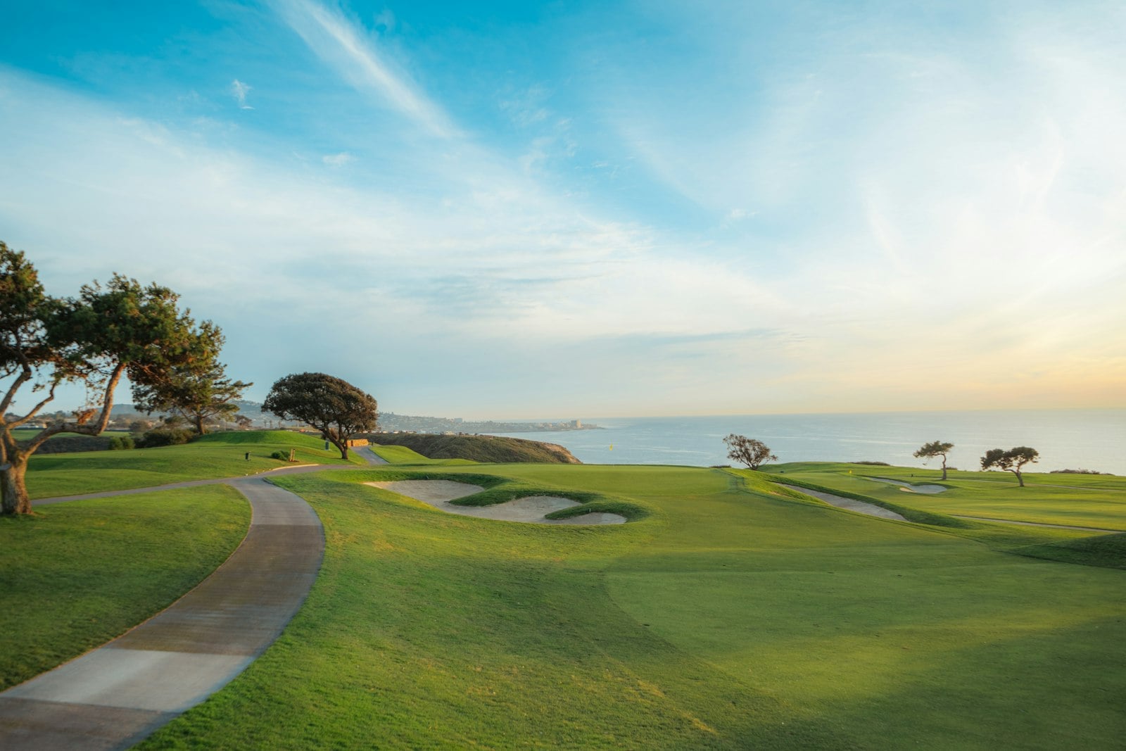Golf course fairway on the cliffs above the Pacific at Torrey Pines